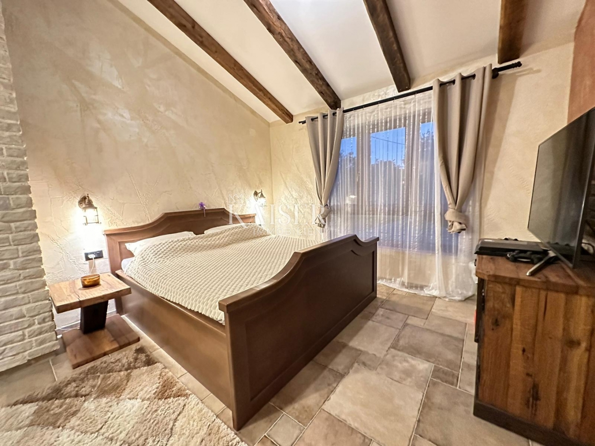 Isola di Krk, dintorni di Dobrinje - imponente casa in pietra con piscina, 220 m2