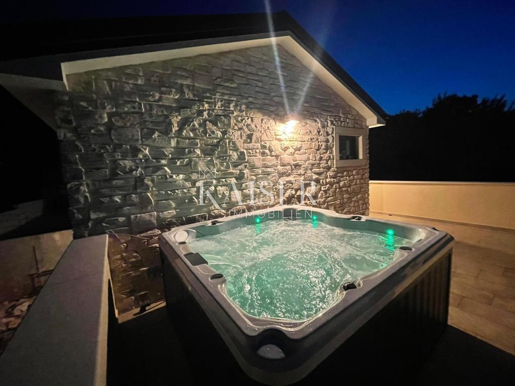 Isola di Krk, dintorni di Dobrinje - imponente casa in pietra con piscina, 220 m2