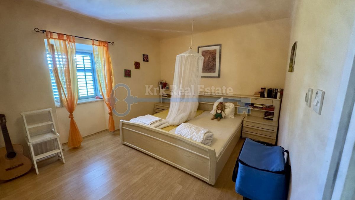 GOSTINJAC - CASA INDIPENDENTE CON DUE UNITÀ RESIDENZIALI