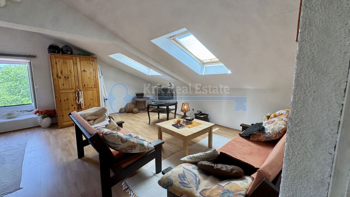 GOSTINJAC - CASA INDIPENDENTE CON DUE UNITÀ RESIDENZIALI