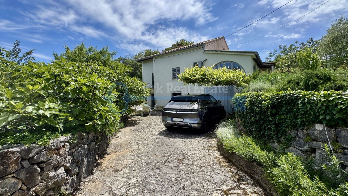 GOSTINJAC - CASA INDIPENDENTE CON DUE UNITÀ RESIDENZIALI