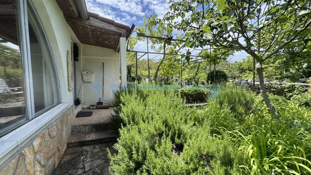 GOSTINJAC - CASA INDIPENDENTE CON DUE UNITÀ RESIDENZIALI