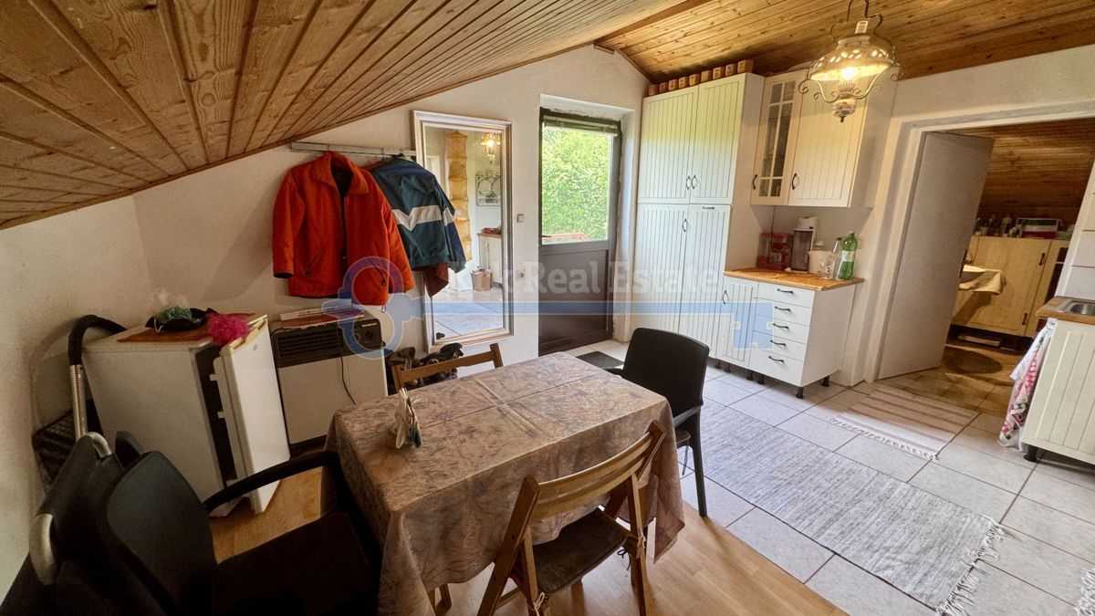 GOSTINJAC - CASA INDIPENDENTE CON DUE UNITÀ RESIDENZIALI