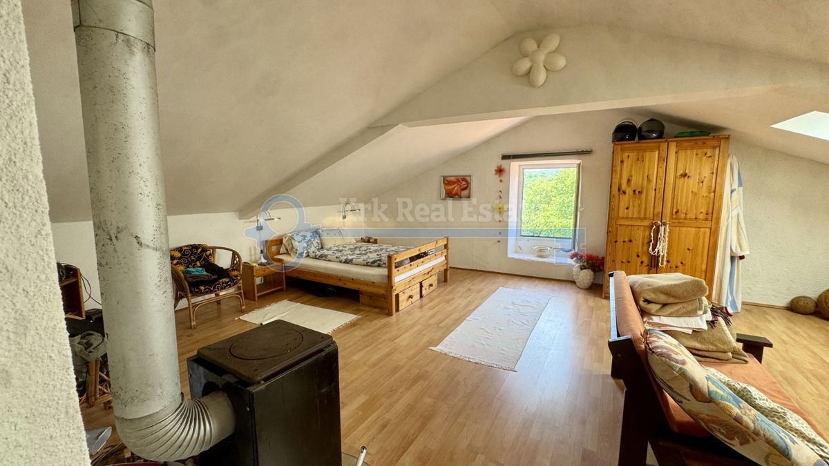 GOSTINJAC - CASA INDIPENDENTE CON DUE UNITÀ RESIDENZIALI