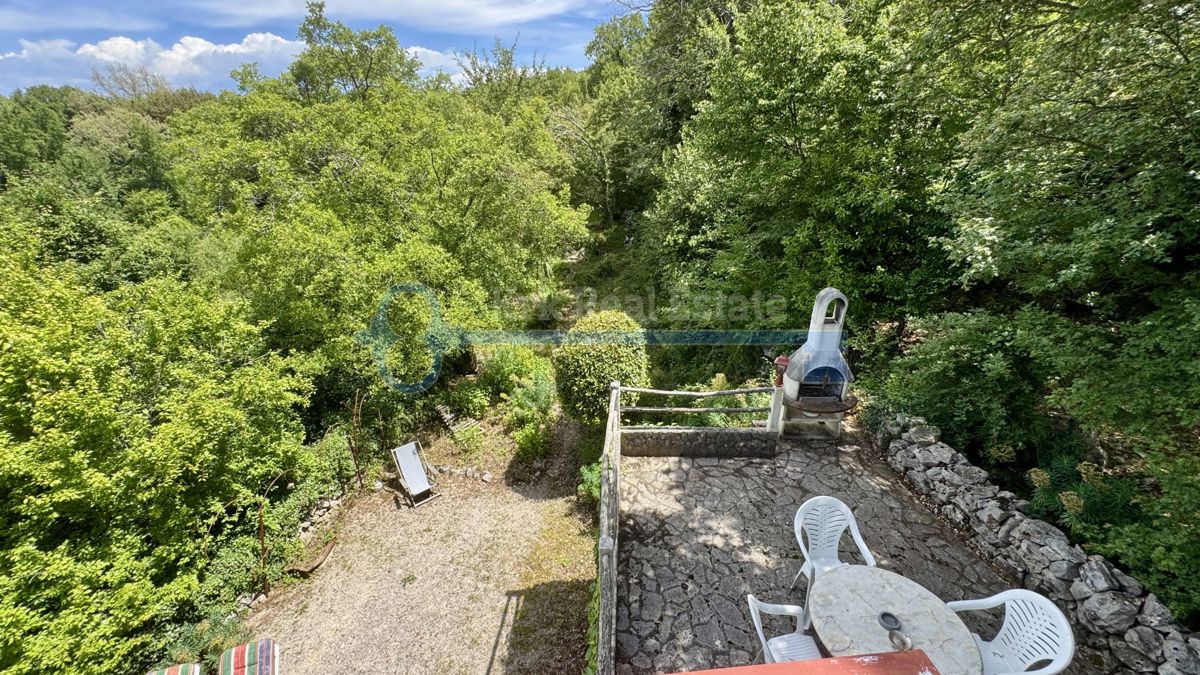 GOSTINJAC - CASA INDIPENDENTE CON DUE UNITÀ RESIDENZIALI