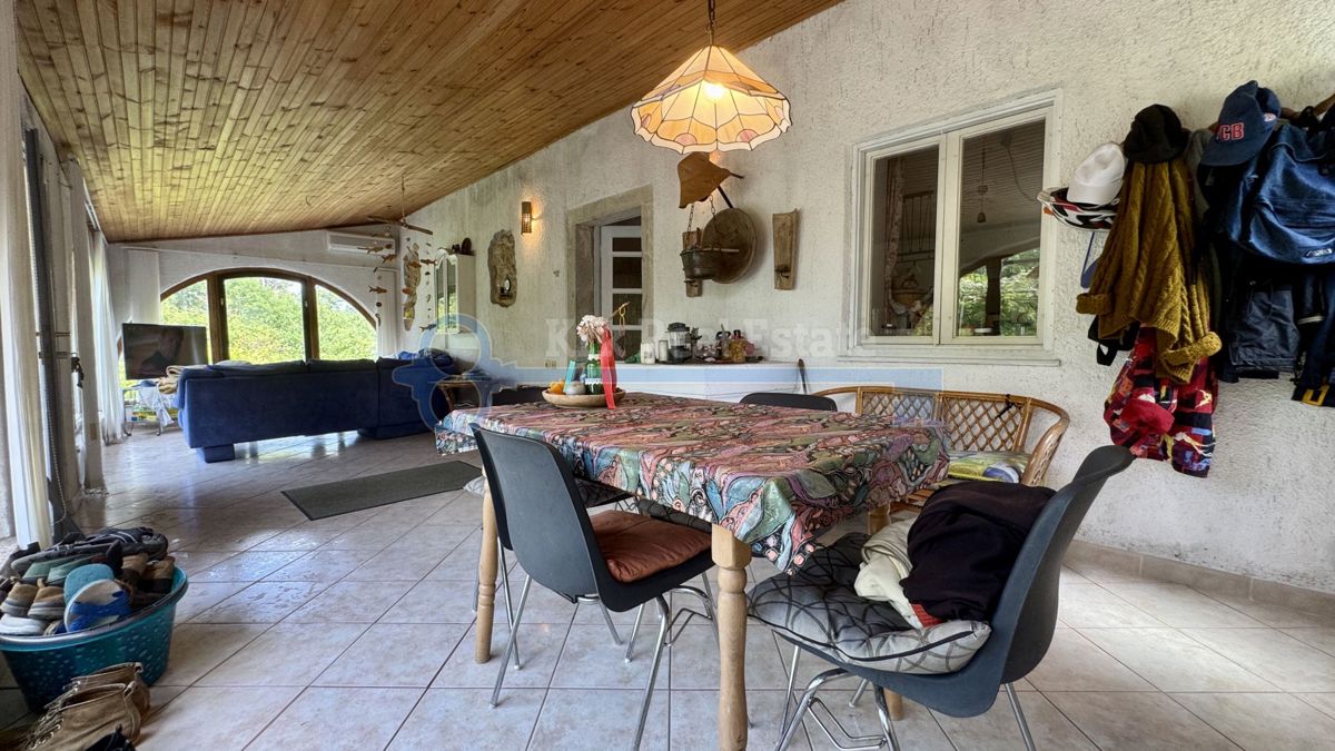 GOSTINJAC - CASA INDIPENDENTE CON DUE UNITÀ RESIDENZIALI