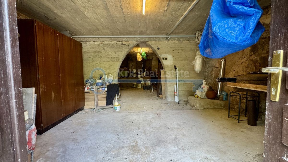 GOSTINJAC - CASA INDIPENDENTE CON DUE UNITÀ RESIDENZIALI