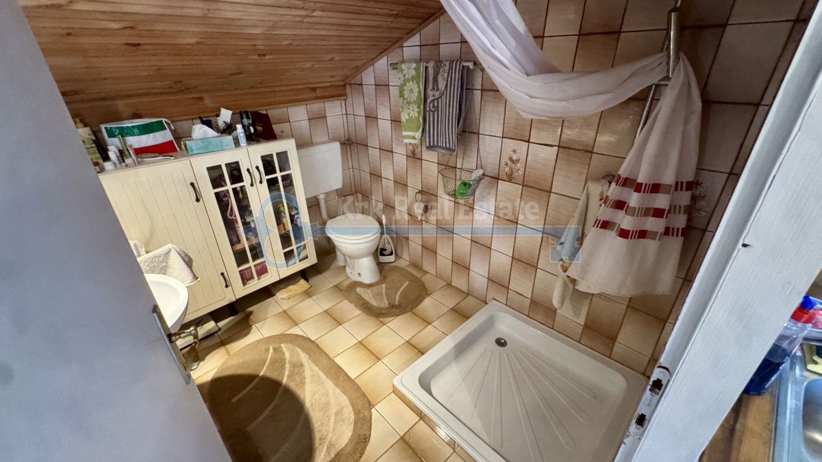 GOSTINJAC - CASA INDIPENDENTE CON DUE UNITÀ RESIDENZIALI