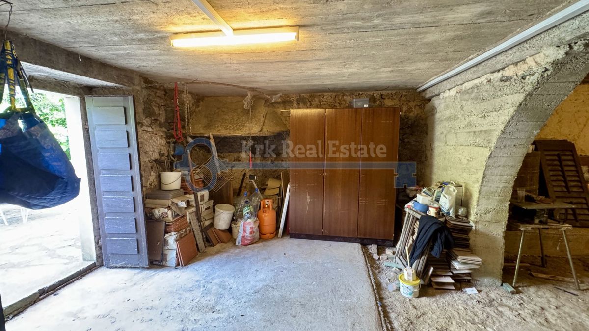 GOSTINJAC - CASA INDIPENDENTE CON DUE UNITÀ RESIDENZIALI