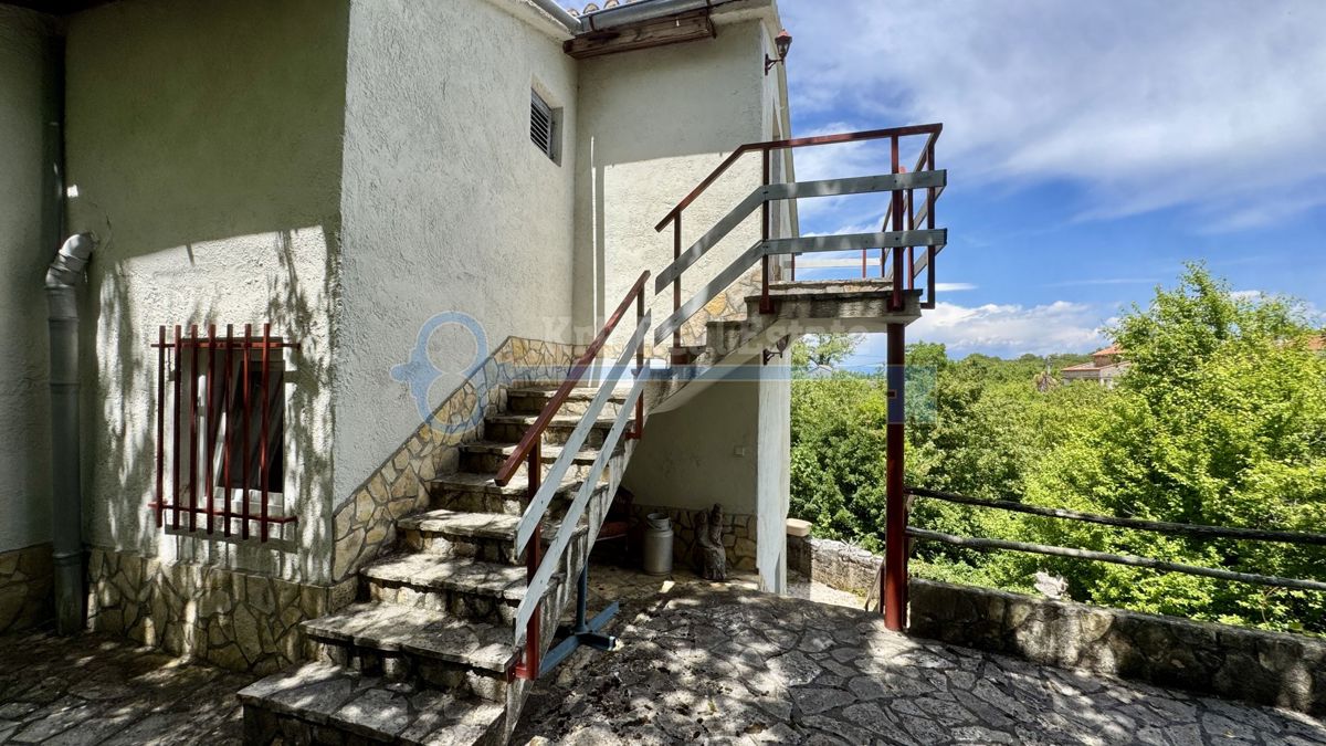 GOSTINJAC - CASA INDIPENDENTE CON DUE UNITÀ RESIDENZIALI