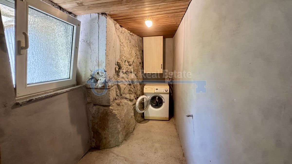 GOSTINJAC - CASA INDIPENDENTE CON DUE UNITÀ RESIDENZIALI