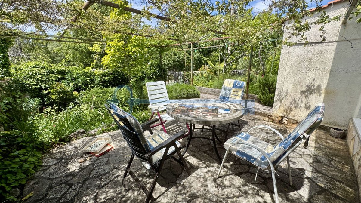 GOSTINJAC - CASA INDIPENDENTE CON DUE UNITÀ RESIDENZIALI