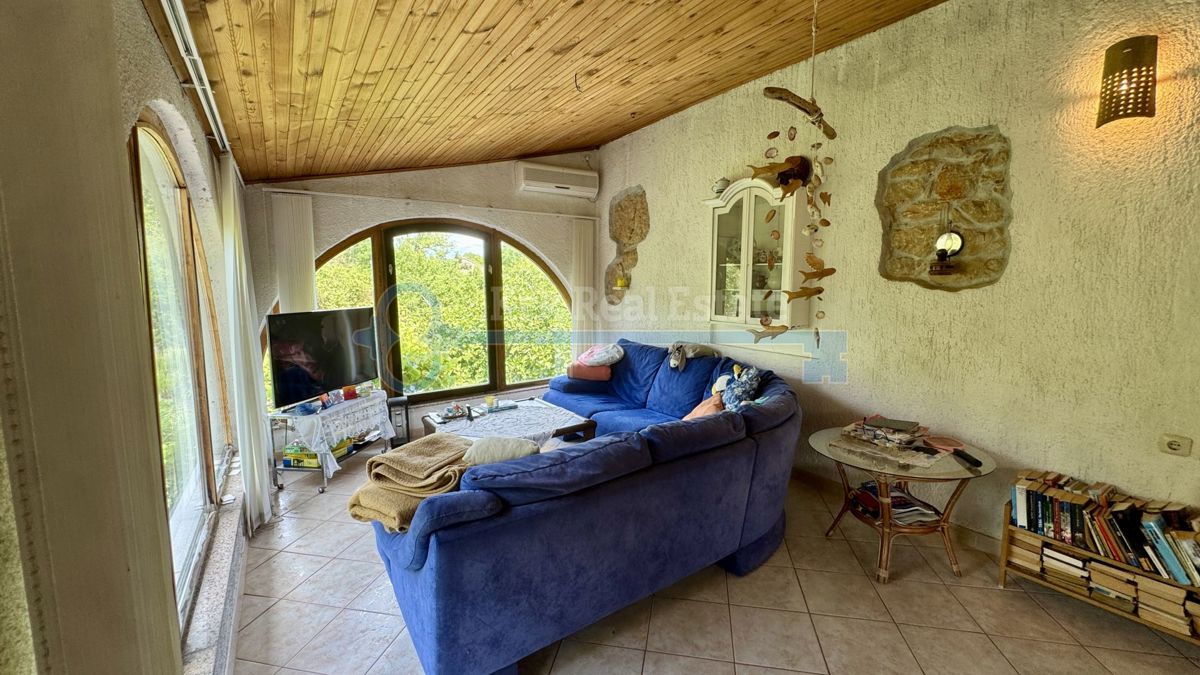 GOSTINJAC - CASA INDIPENDENTE CON DUE UNITÀ RESIDENZIALI