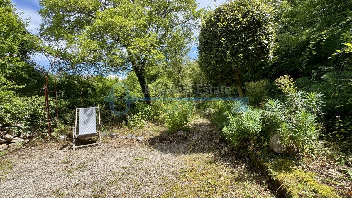 GOSTINJAC - CASA INDIPENDENTE CON DUE UNITÀ RESIDENZIALI