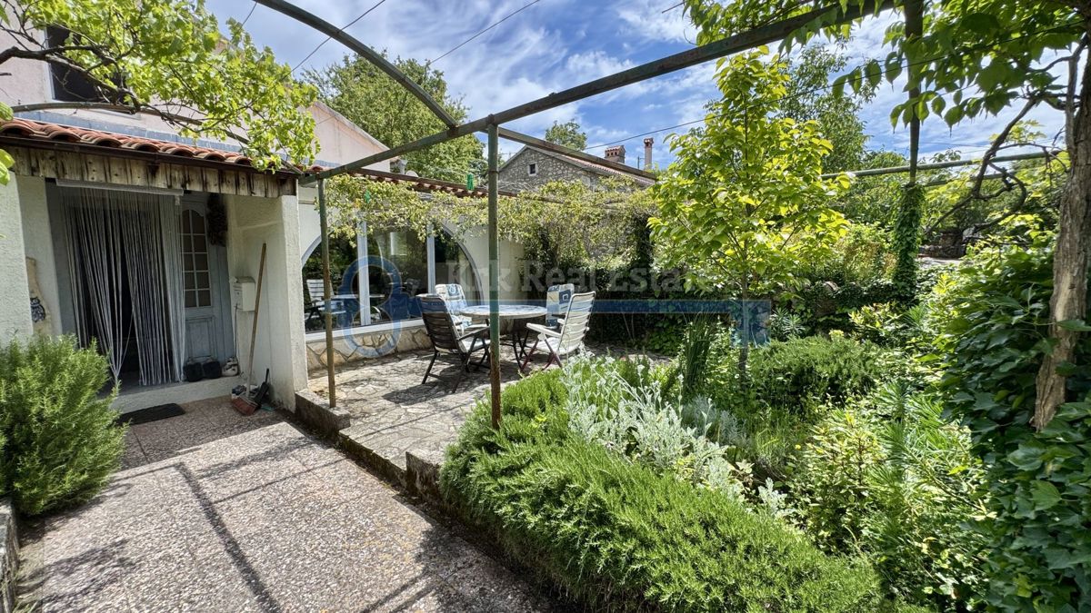 GOSTINJAC - CASA INDIPENDENTE CON DUE UNITÀ RESIDENZIALI