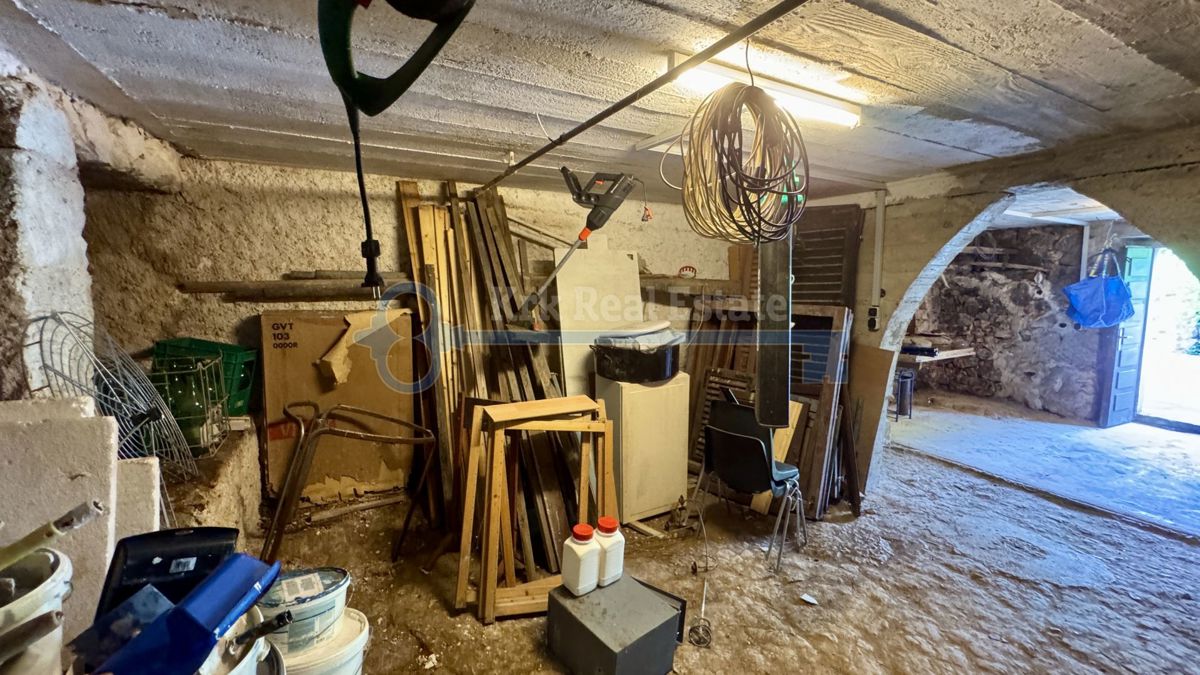 GOSTINJAC - CASA INDIPENDENTE CON DUE UNITÀ RESIDENZIALI