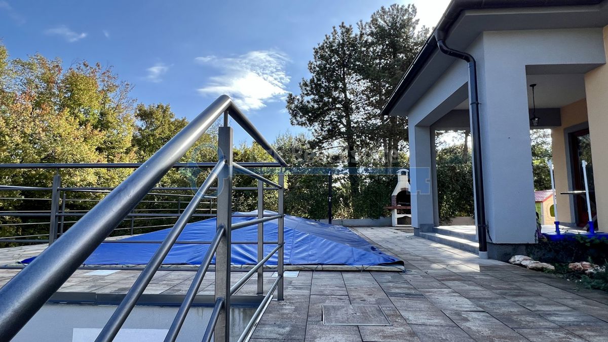PENSIONE - PIANO TERRA CON GIARDINO E PISCINA