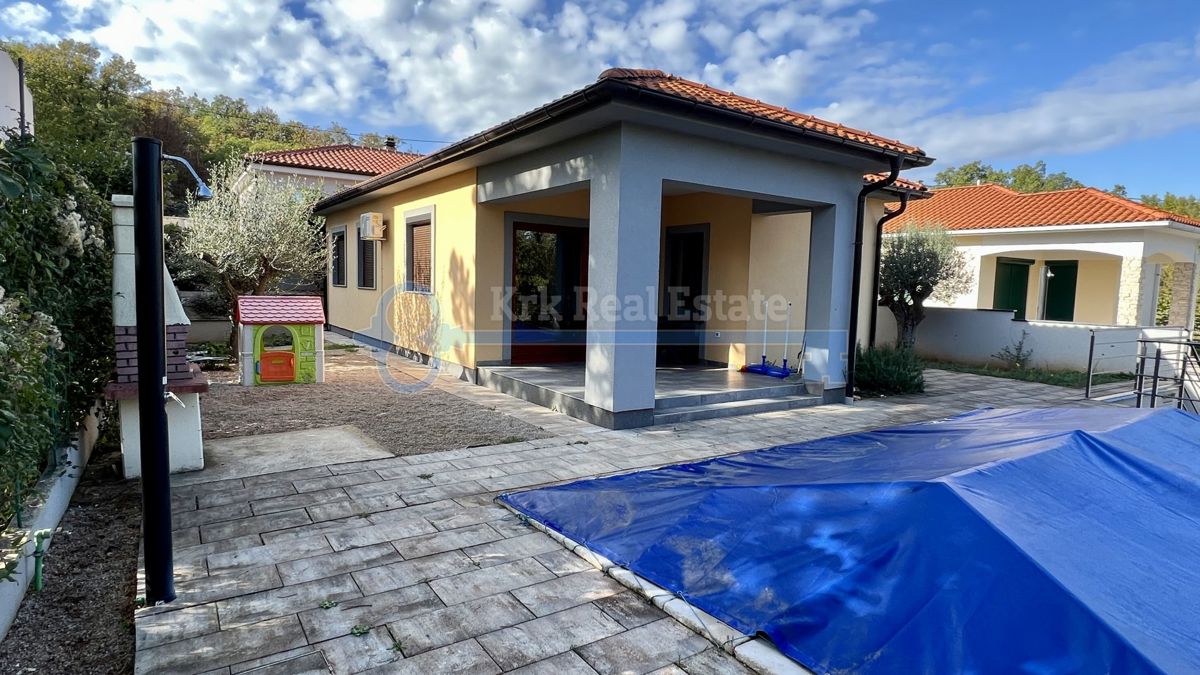 PENSIONE - PIANO TERRA CON GIARDINO E PISCINA