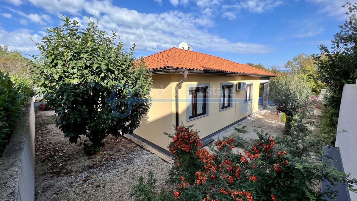 PENSIONE - PIANO TERRA CON GIARDINO E PISCINA