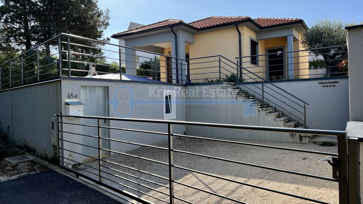 PENSIONE - PIANO TERRA CON GIARDINO E PISCINA