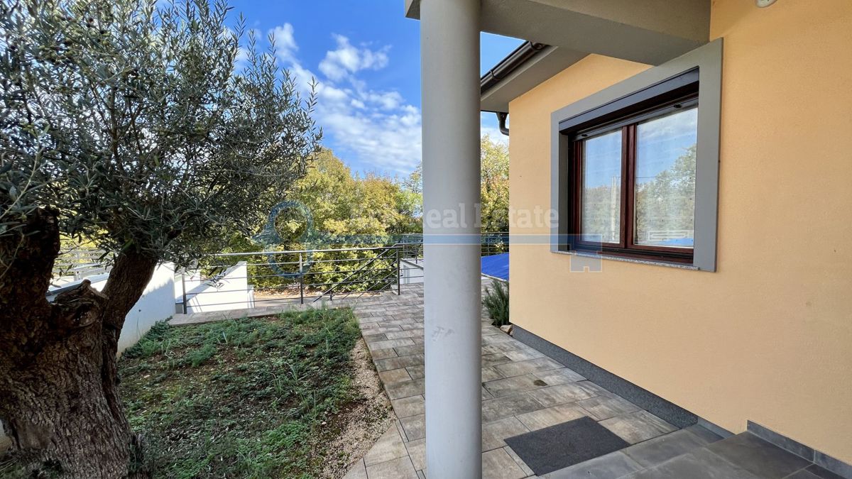 PENSIONE - PIANO TERRA CON GIARDINO E PISCINA