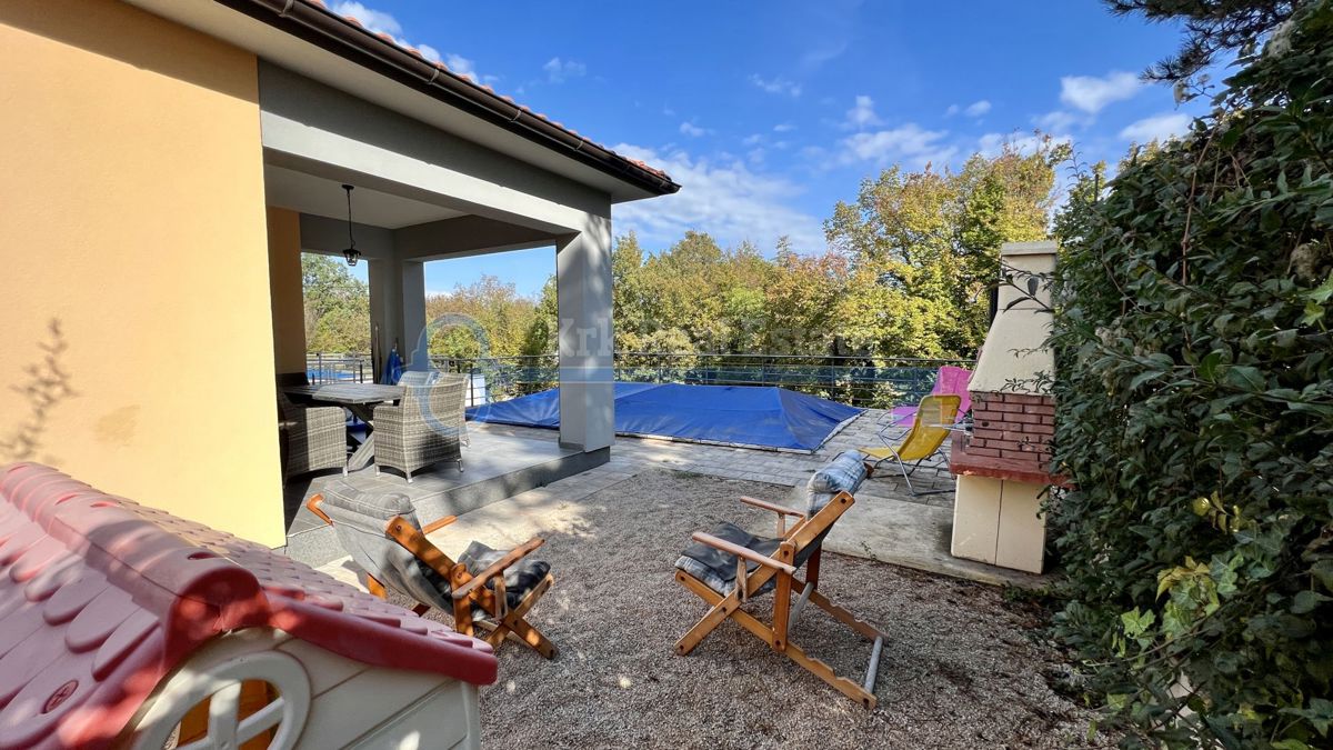 PENSIONE - PIANO TERRA CON GIARDINO E PISCINA