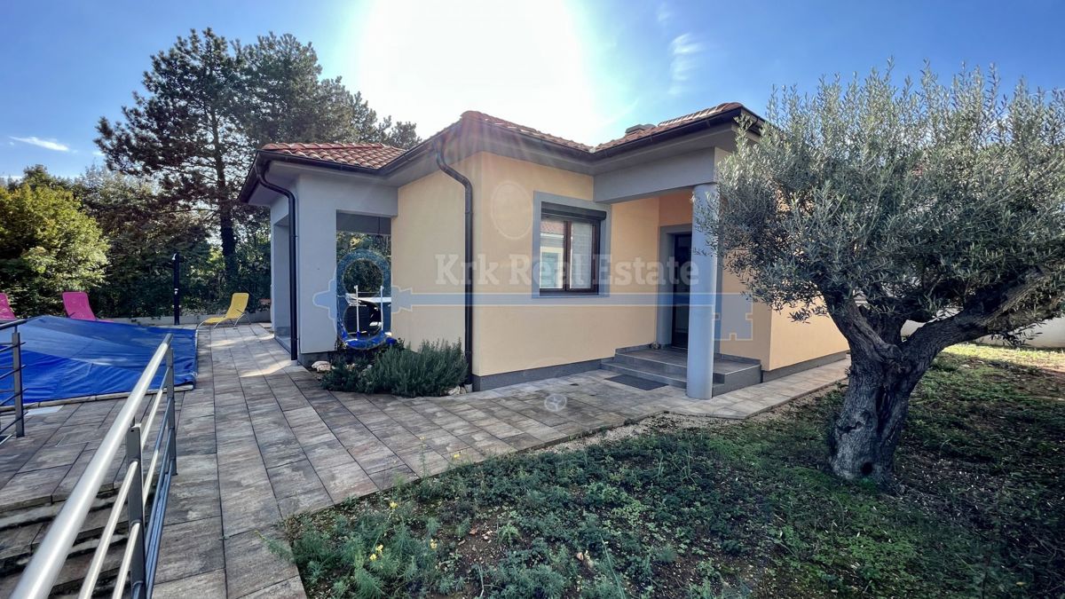 PENSIONE - PIANO TERRA CON GIARDINO E PISCINA