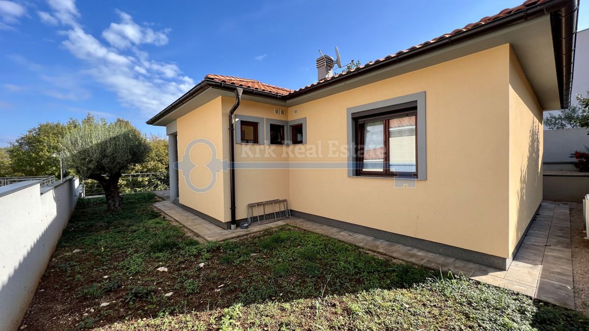 PENSIONE - PIANO TERRA CON GIARDINO E PISCINA