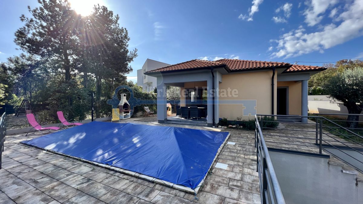 PENSIONE - PIANO TERRA CON GIARDINO E PISCINA