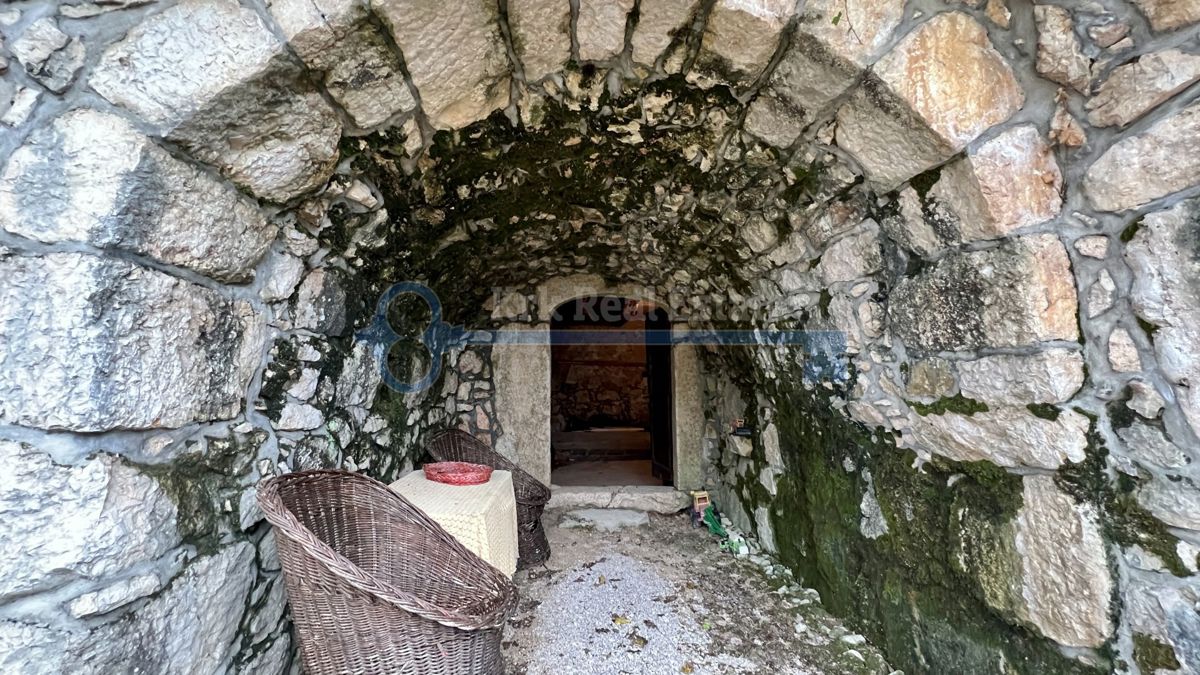 POLJE - CASA IN PIETRA CON ULTERIORE APPARTAMENTO E GIARDINO