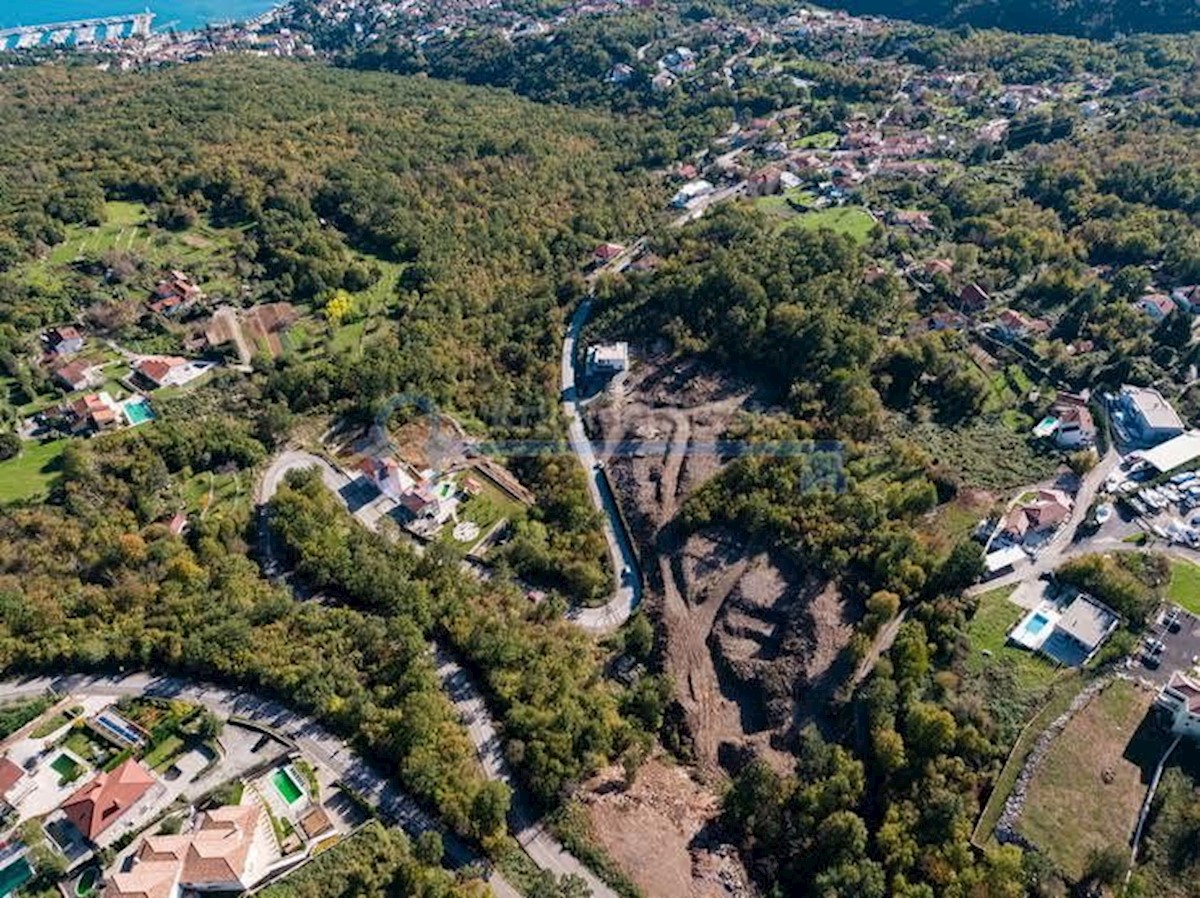 OPATIJA - AMPIO TERRENO EDIFICABILE CON COSTRUZIONE INIZIATA