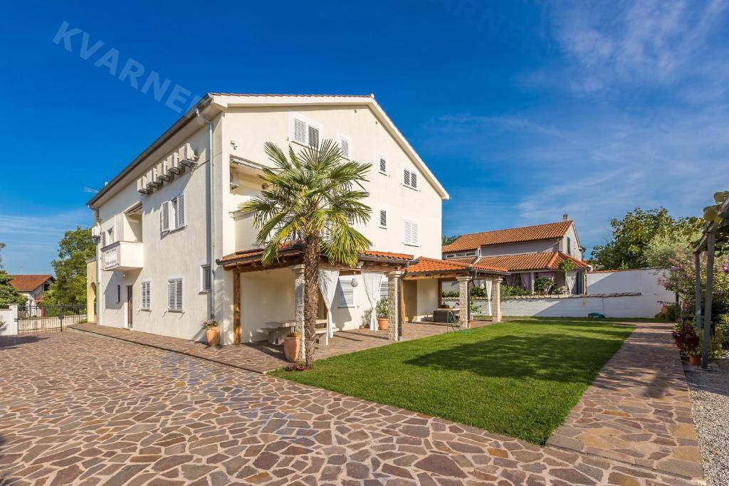 Casa Indipendente con Giardino e Piscina Composta da 9 Unità Abitative! Opportunità di investimento!