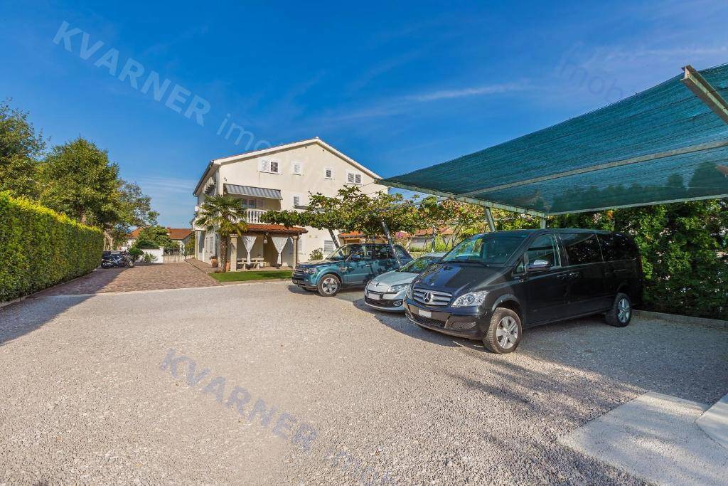 Casa Indipendente con Giardino e Piscina Composta da 9 Unità Abitative! Opportunità di investimento!