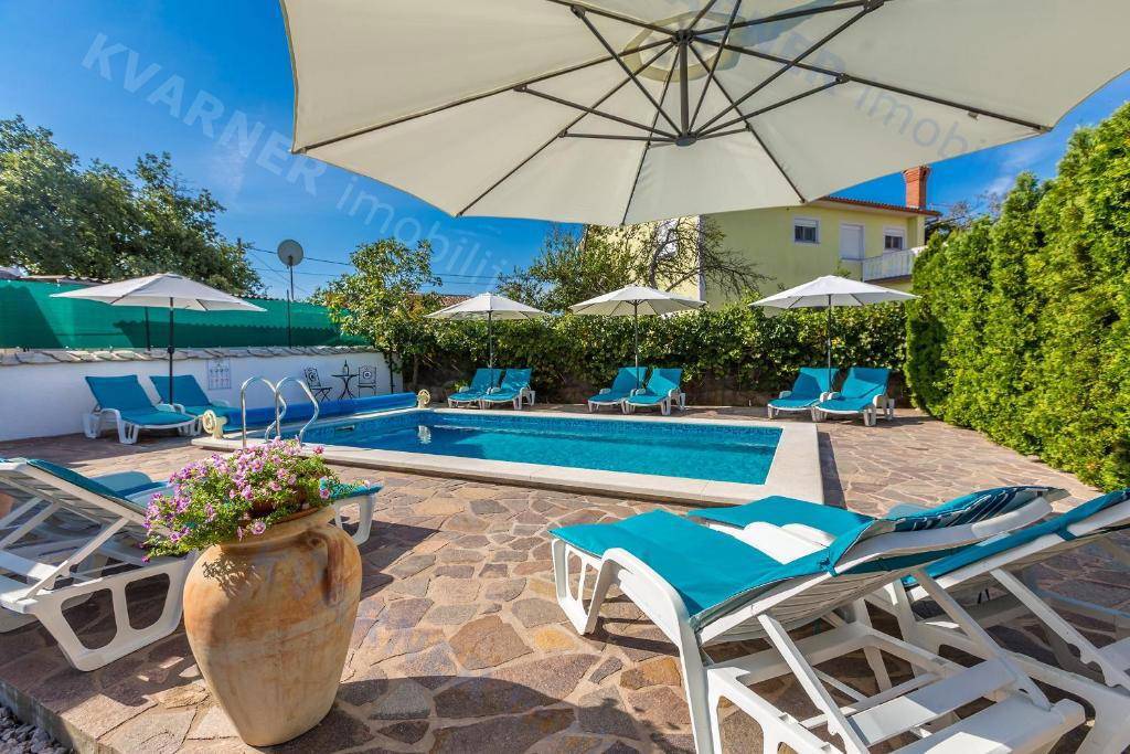 Casa Indipendente con Giardino e Piscina Composta da 9 Unità Abitative! Opportunità di investimento!