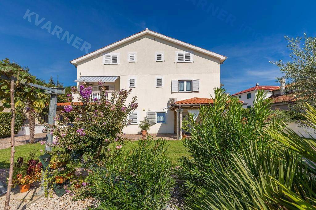 Casa Indipendente con Giardino e Piscina Composta da 9 Unità Abitative! Opportunità di investimento!