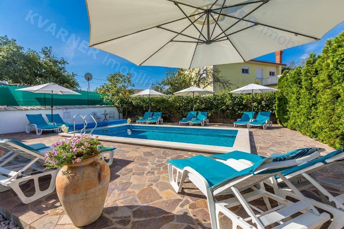 Casa Indipendente con Giardino e Piscina Composta da 9 Unità Abitative! Opportunità di investimento!