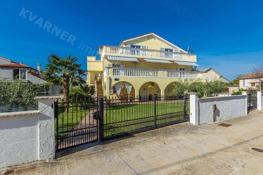 Casa Indipendente con Giardino e Piscina Composta da 9 Unità Abitative! Opportunità di investimento!
