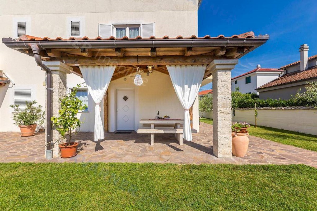 Casa Indipendente con Giardino e Piscina Composta da 9 Unità Abitative! Opportunità di investimento!