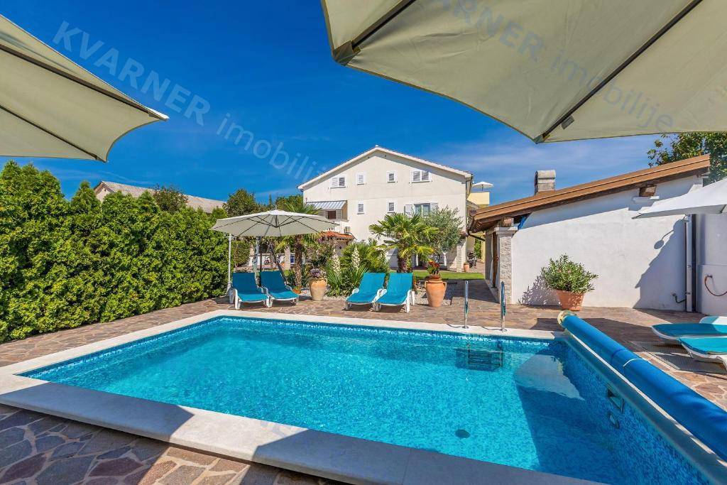 Casa Indipendente con Giardino e Piscina Composta da 9 Unità Abitative! Opportunità di investimento!
