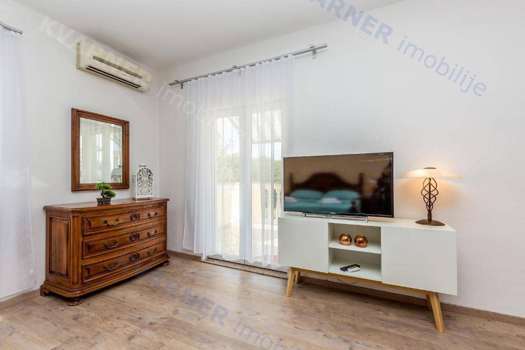 Casa Indipendente con Giardino e Piscina Composta da 9 Unità Abitative! Opportunità di investimento!
