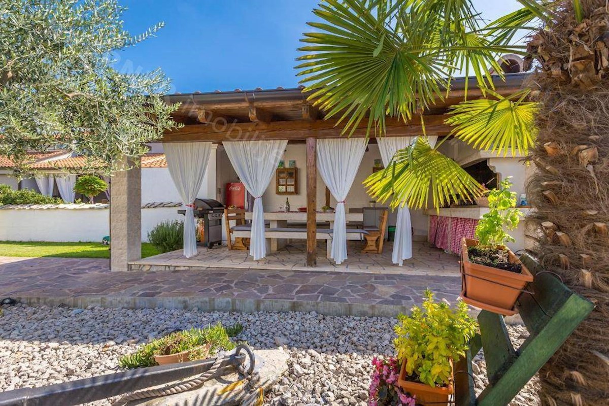 Casa Indipendente con Giardino e Piscina Composta da 9 Unità Abitative! Opportunità di investimento!