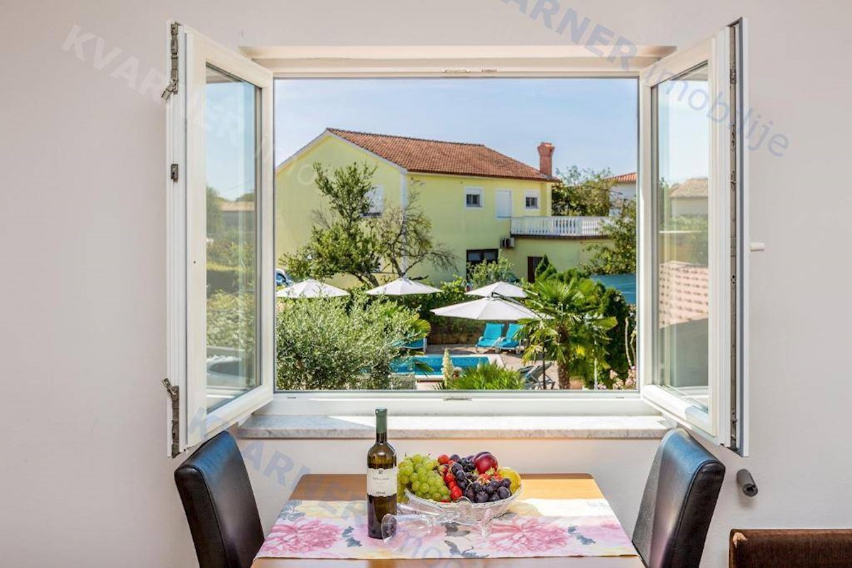 Casa Indipendente con Giardino e Piscina Composta da 9 Unità Abitative! Opportunità di investimento!