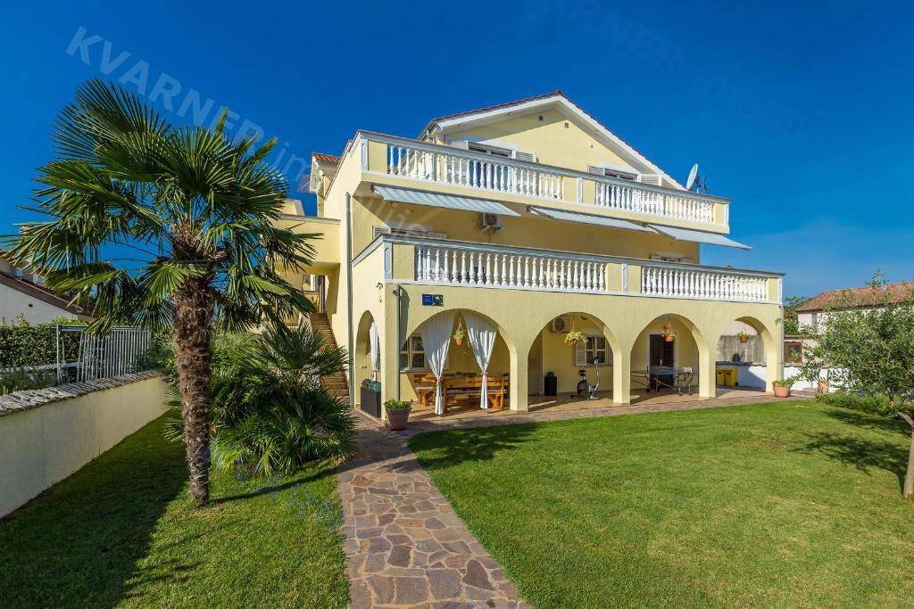Casa Indipendente con Giardino e Piscina Composta da 9 Unità Abitative! Opportunità di investimento!