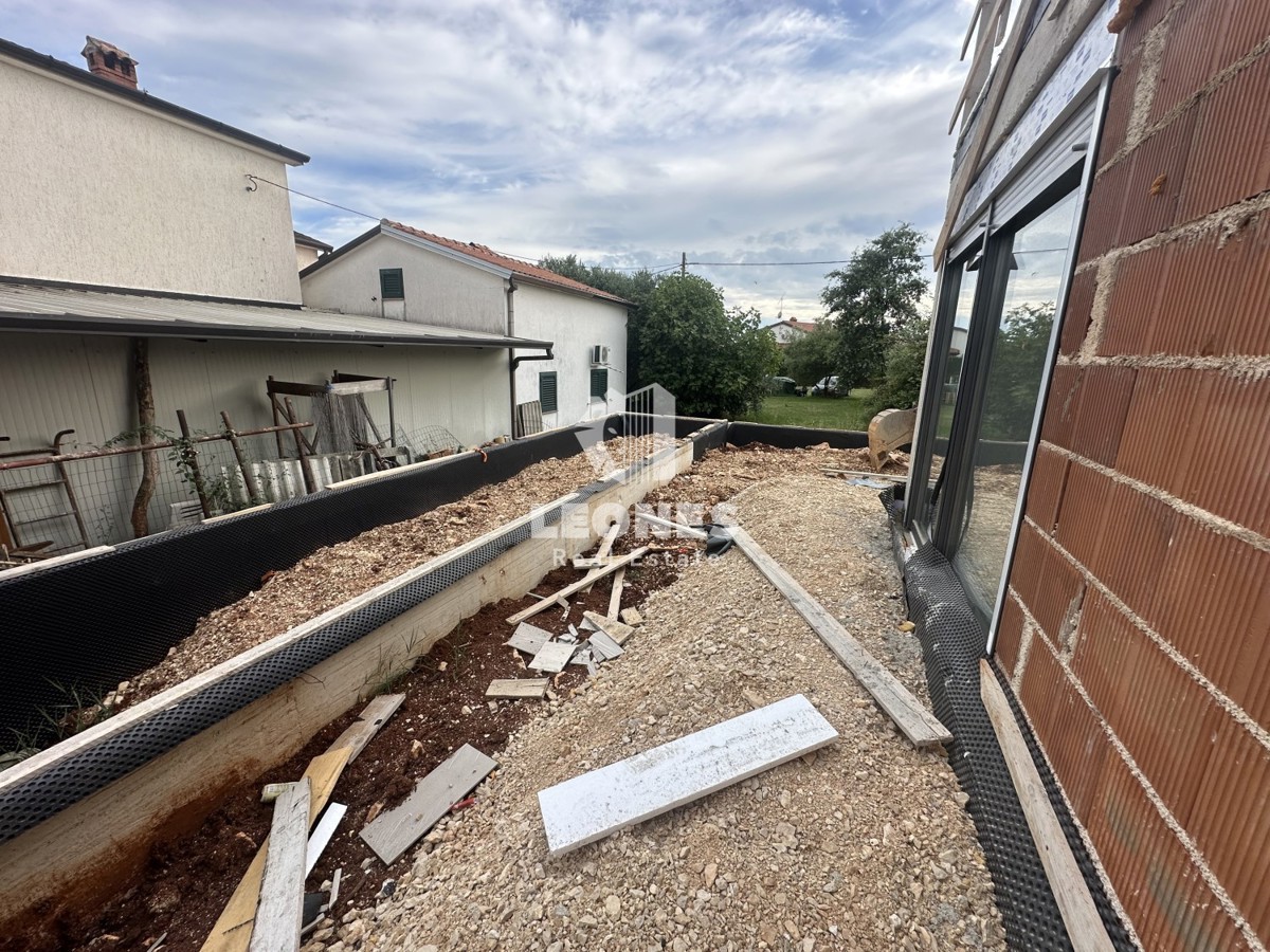 Appartamento al piano terra con ampio giardino a 300 metri dal mare a Lovrečica