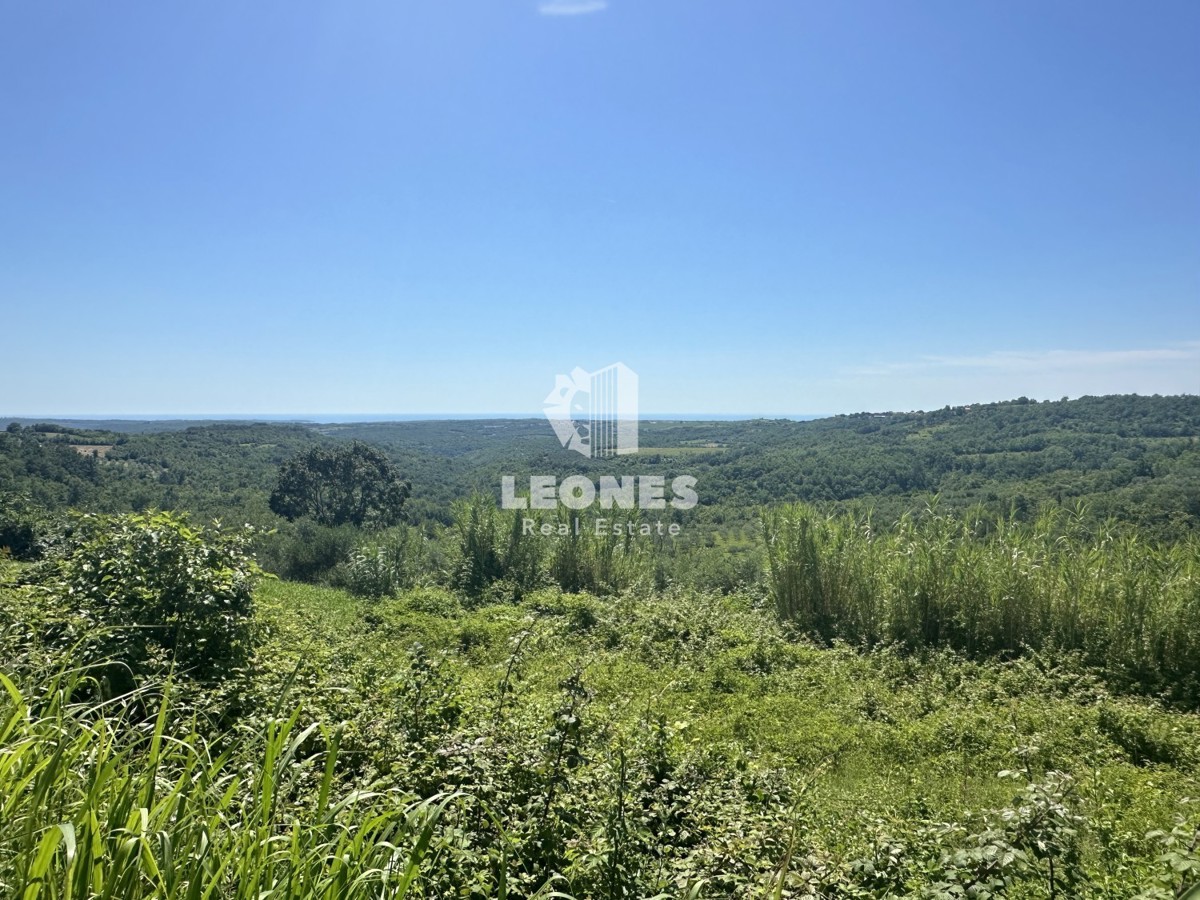 Terreno edificabile con permesso di costruire e vista mare nelle vicinanze di Buie