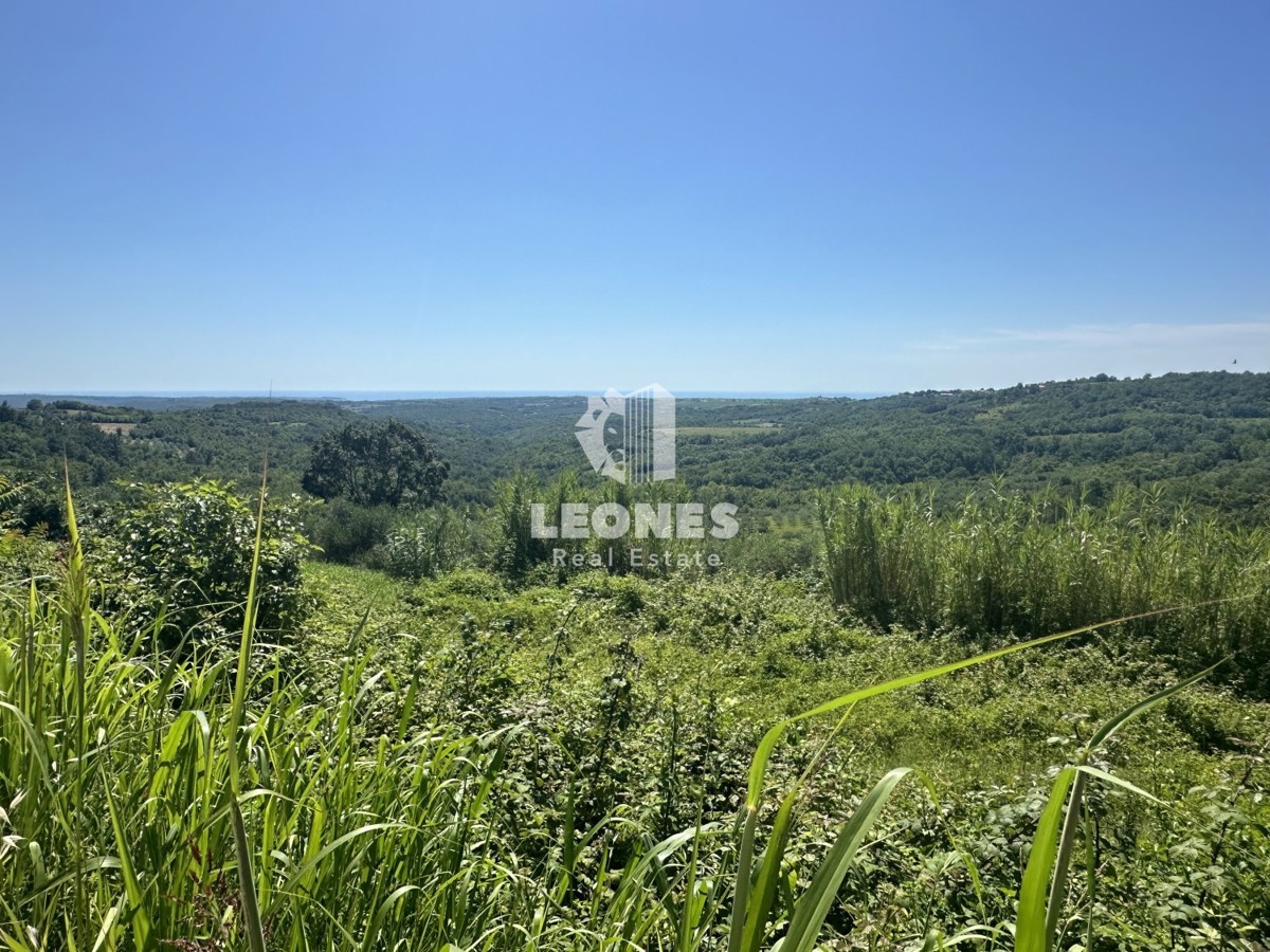 Terreno edificabile con permesso di costruire e vista mare nelle vicinanze di Buie