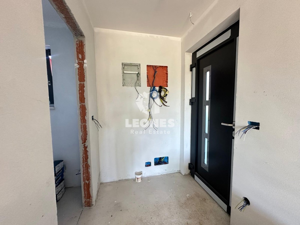 Appartamento di nuova costruzione con cortile e ampia terrazza coperta a Cittanova