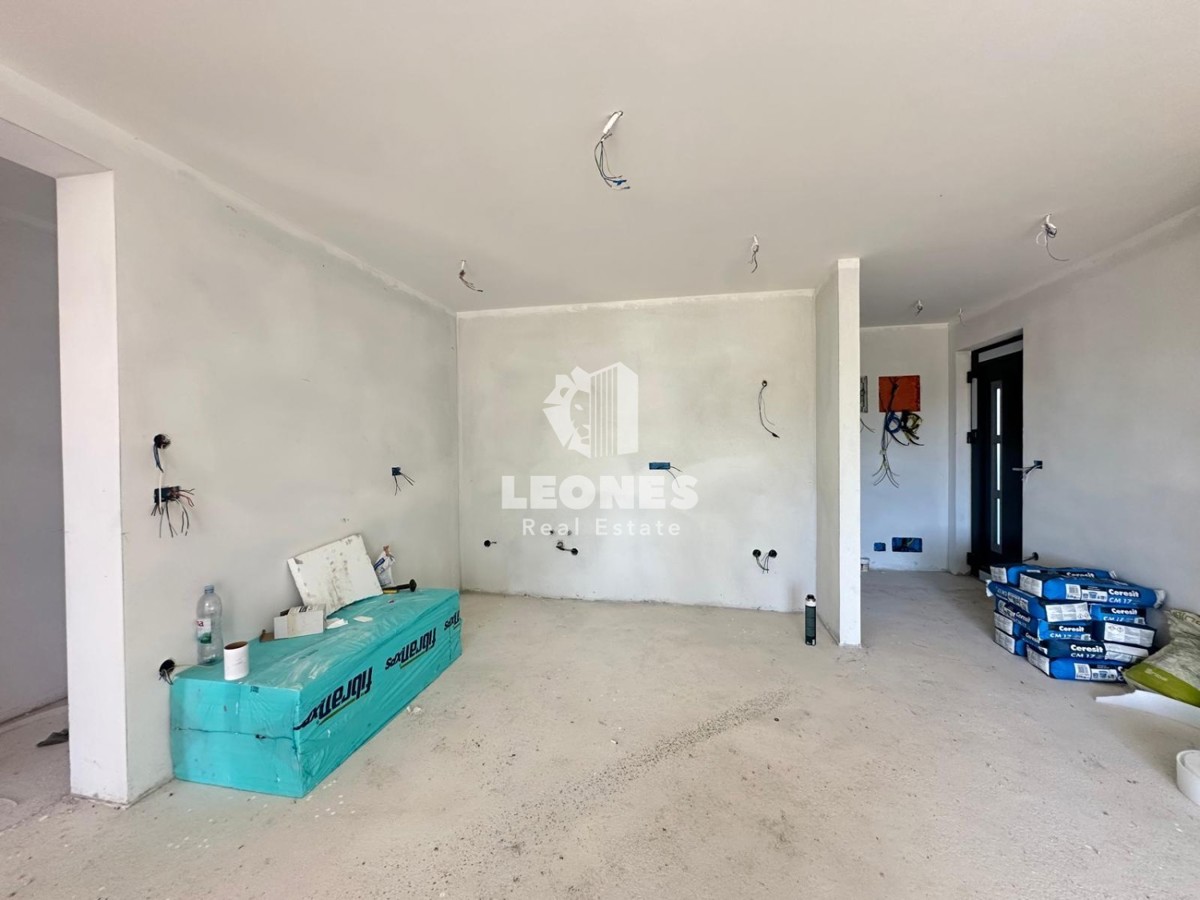 Appartamento di nuova costruzione con cortile e ampia terrazza coperta a Cittanova