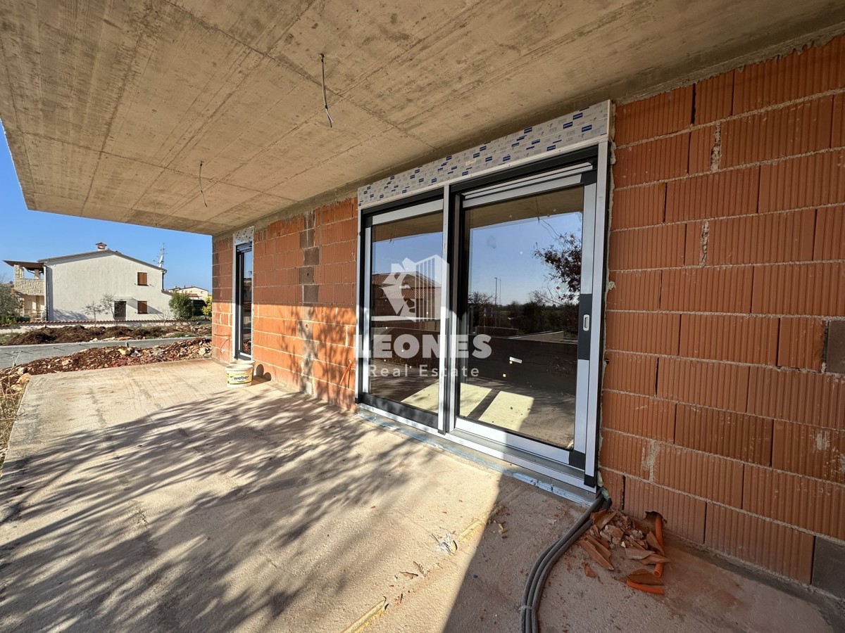 Appartamento di nuova costruzione con cortile e ampia terrazza coperta a Cittanova