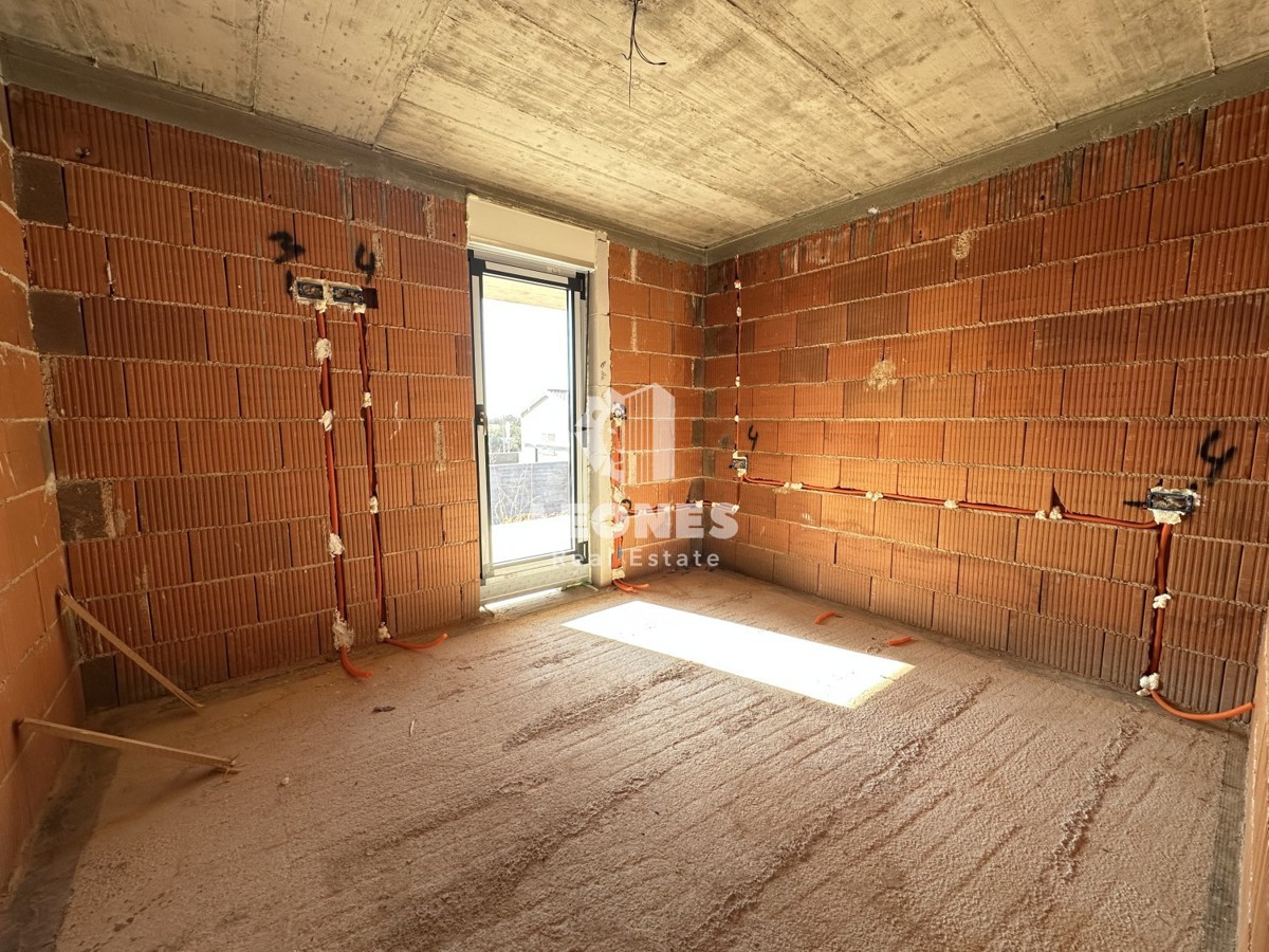 Appartamento di nuova costruzione con cortile e ampia terrazza coperta a Cittanova